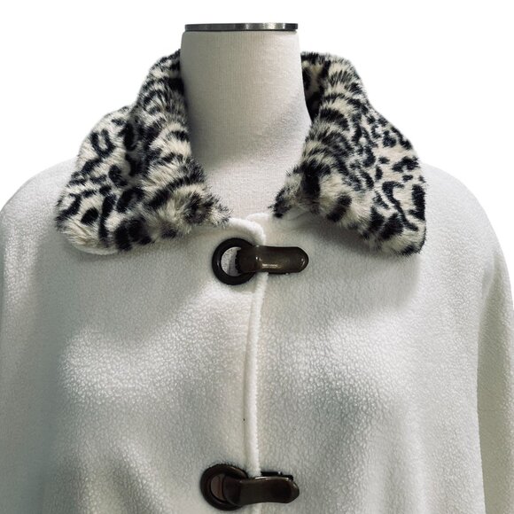 Le Moda White Cape Coat Faux Fur Leopard Collar Toggle Closure Cozy Chic Retro - Picture 3 of 9